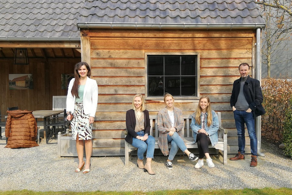 De zussen Claire, Florence en Marie Luyten (op de bank) van Houthandel Luyten in Morkhoven kregen woensdag retailcoach Steven Bollé met schepen Yoleen Van Camp op bezoek.