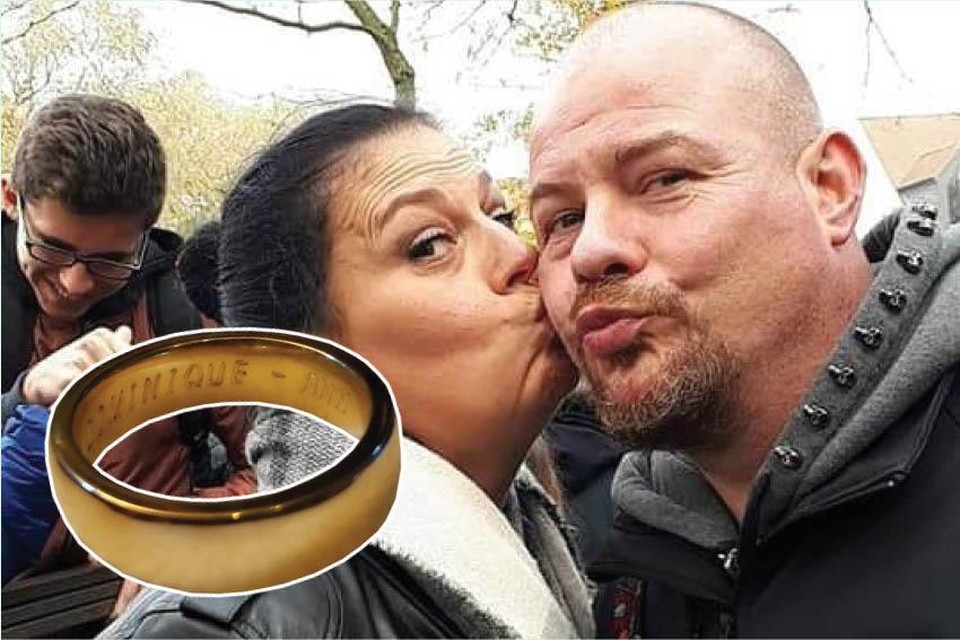 De gouden ring heeft de inscriptie ‘Dominique-Ann 02-04-2022’.