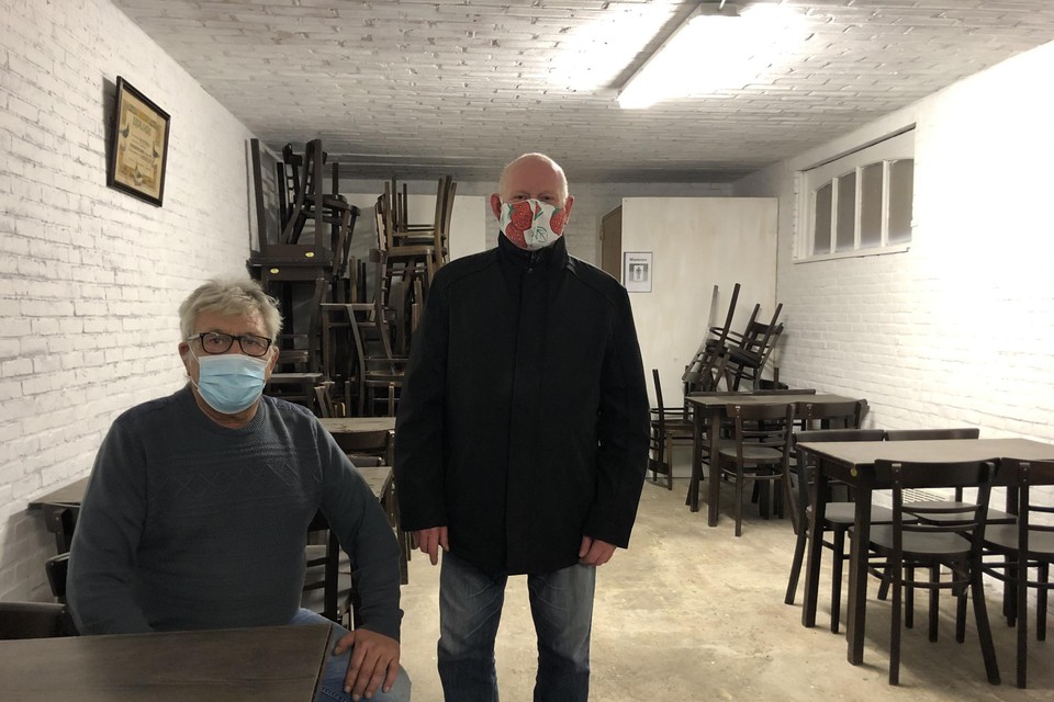 Jos Goossens (zittend) maakte van zijn garage een duivenlokaal.