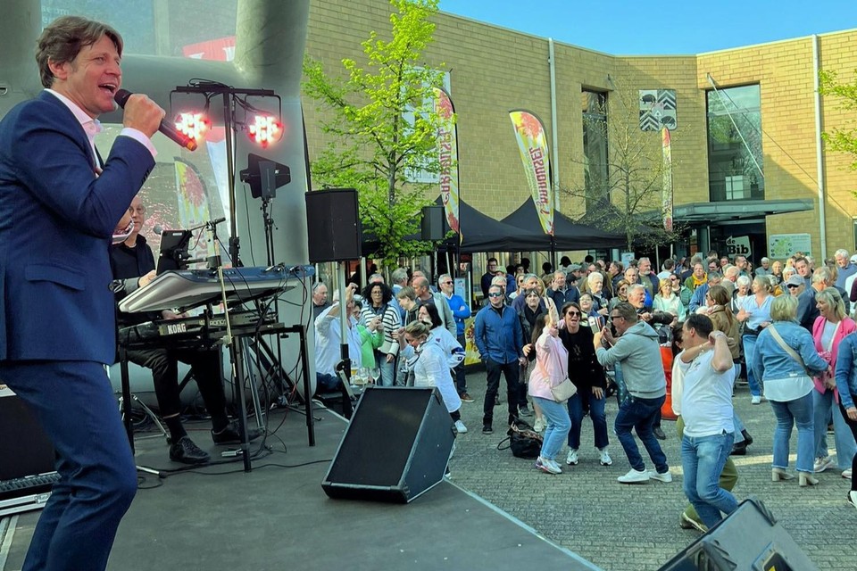 Vorig jaar mondde het optreden van Günther Neefs uit in een feestje op het gemeenteplein.