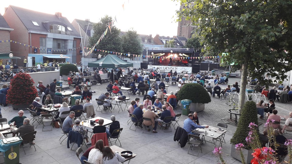 De Gemeenteplaats liep in de loop van maandagavond goed vol.