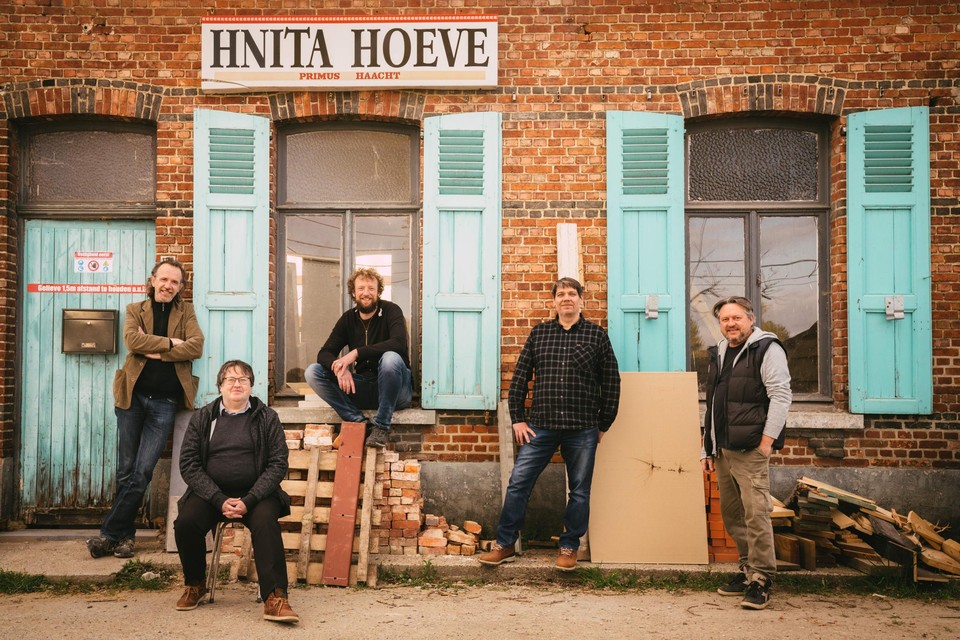 Archiefbeeld: het Hnita-bestuur bij aanvang van de verbouwingen aan de hoeve in de Lostraat.
