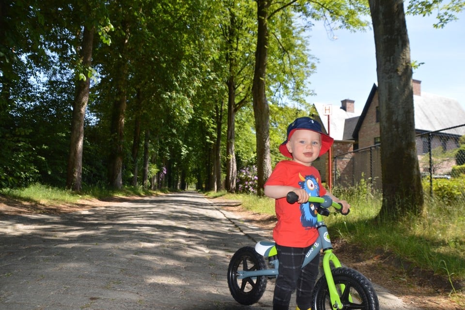 Edward (2) oefende vrijdag in de schaduw van de paardenkastanjes nog met zijn loopfiets op de ‘bloksensweg’.