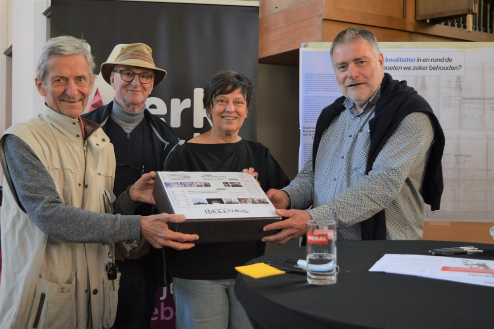 Inwoners Renaat en Richard overhandigen de ideeënbus aan gedeputeerde Kathleen Helsen (CD&amp;V) en burgemeester Luc Van Hove (CD&amp;V).