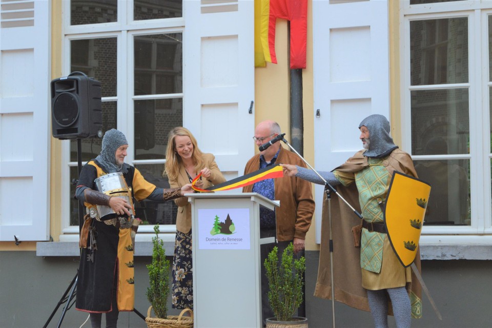 Burgemeester Sanne Van Looy (N-VA) knipt in aanwezigheid van voorzitter Michel Grootjans van Domein de Renesse geassisteerd door twee ridders het lint door. Het nieuw binnenplein is nu officieel geopend. 