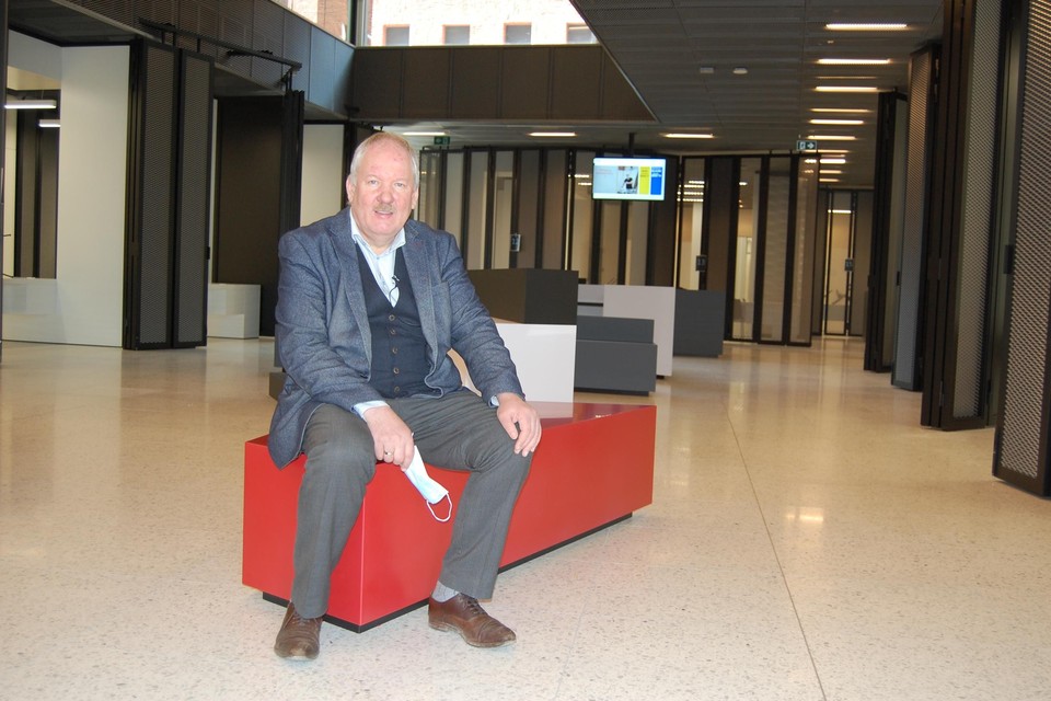 Burgemeester Van de Vijver in het nieuwe gemeentehuis.