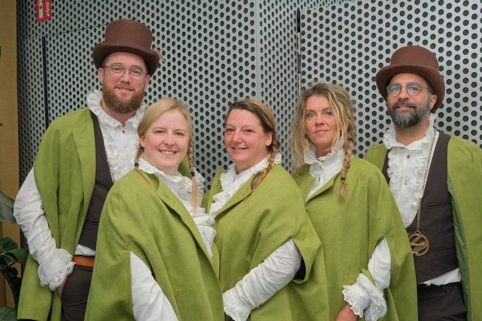 De vijf Grootmeesters van het Grafelijk Genootschap van de Klein-Brabantse Asperge: Levi De Mul, Nathalie Michiels, Mascha De Wolf, Natalie Van Nuffel en Bjorn Cloostermans.