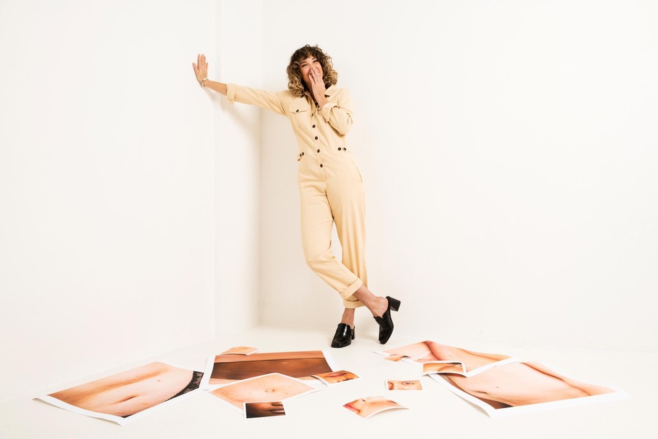 Fotografe Noortje Palmers (credits: salopet Rae - schoenen Monki - armband Wouters en Hendrix)