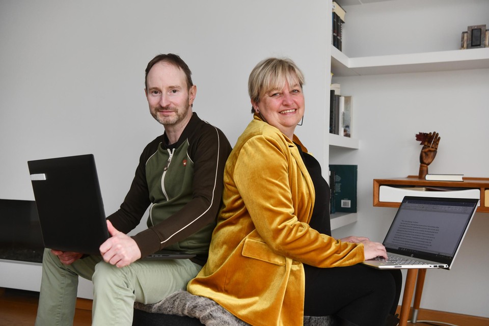Na de misdaadromans en zijn Ria Maes en Aron Wade als het ware in het internet gekropen voor een nieuwe jeugdboekenreeks: .
