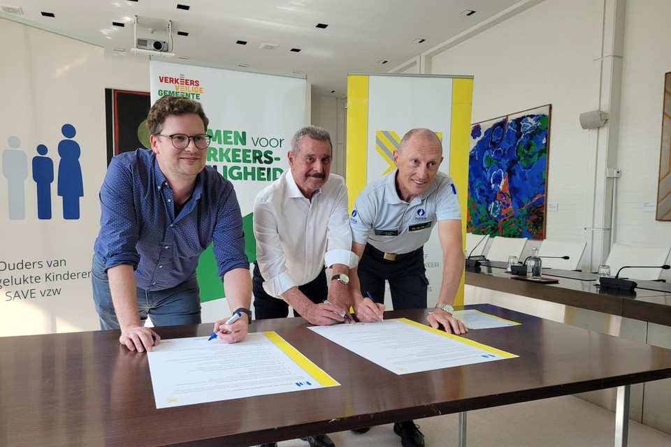 Schepen Bart Lambrecht, Gerrit Vervoort van het OVK en korpschef Ivo Vereycken ondertekenen het charter.