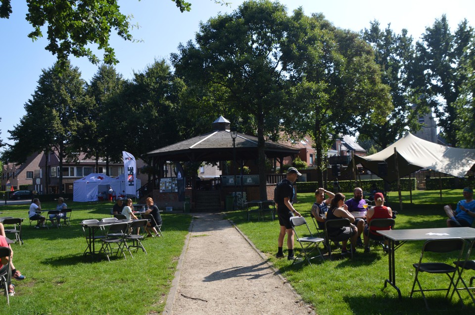 Dauwtrippels rond de kiosk.