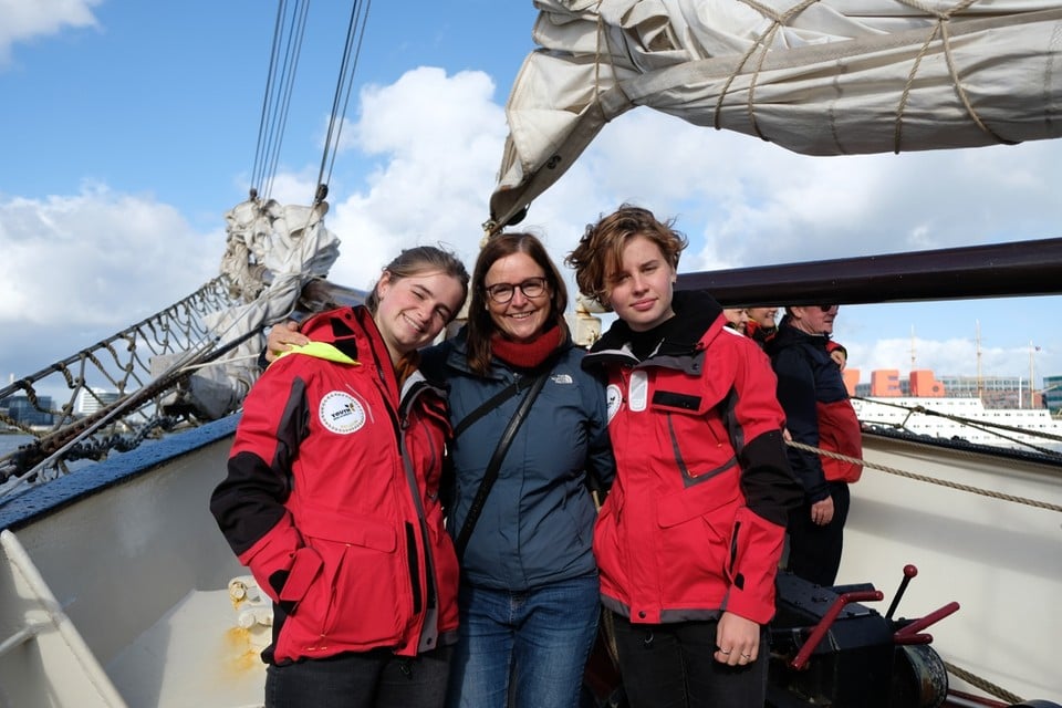 Anuna De Wever met haar zus Josefien Hoerée en haar mama Katrien Van der Heyden bij de afvaart in oktober vorig jaar. 