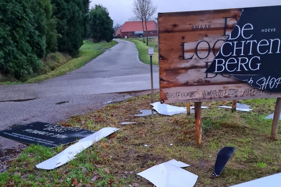 Het straatbord van Smaakhoeve De Lochtenberg werd zaterdagnacht stukgeslagen. 