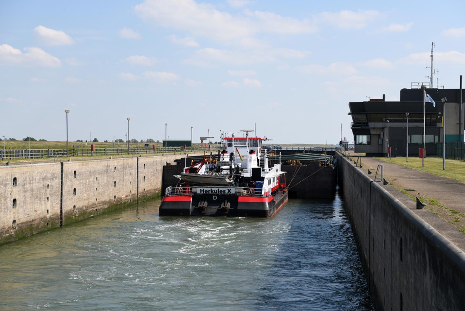 Een schip wordt door het sluizencomplex van Hansweert geloodst, in de volksmond bekend als ‘Klein Antwerpen’. 