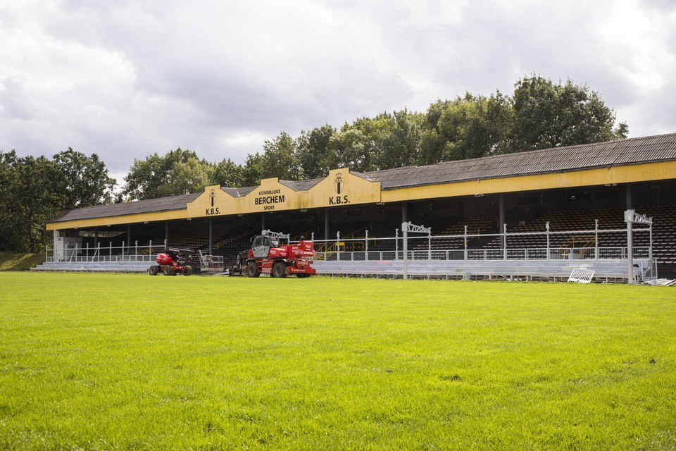 De nieuwe sanitaire gebouwen zijn onderdeel van de investeringen in het rooi en het stadion van Berchem Sport. 