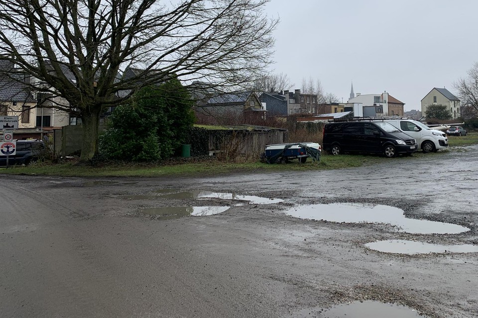 De parking aan de Oostdijk moet dringend heraangelegd worden. Mogelijk is daar plaats voor een hondenweide.