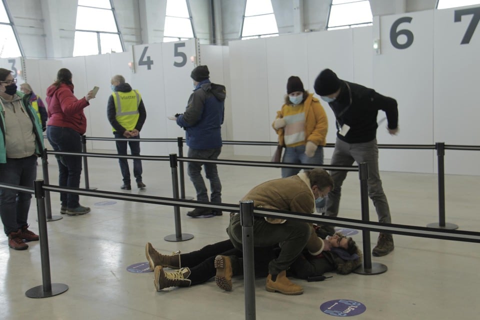 Een beeld van de testronde in het vaccinatiecentrum Rupelaar in Niel.