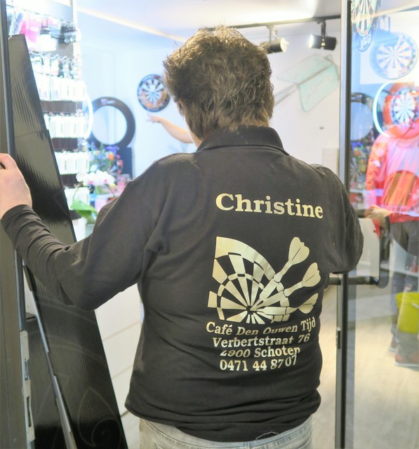 Christine maakt ook graag publiciteit voor Den Ouwen Tijd,  waar de pijltjes de hele tijd in het rond vlegen.