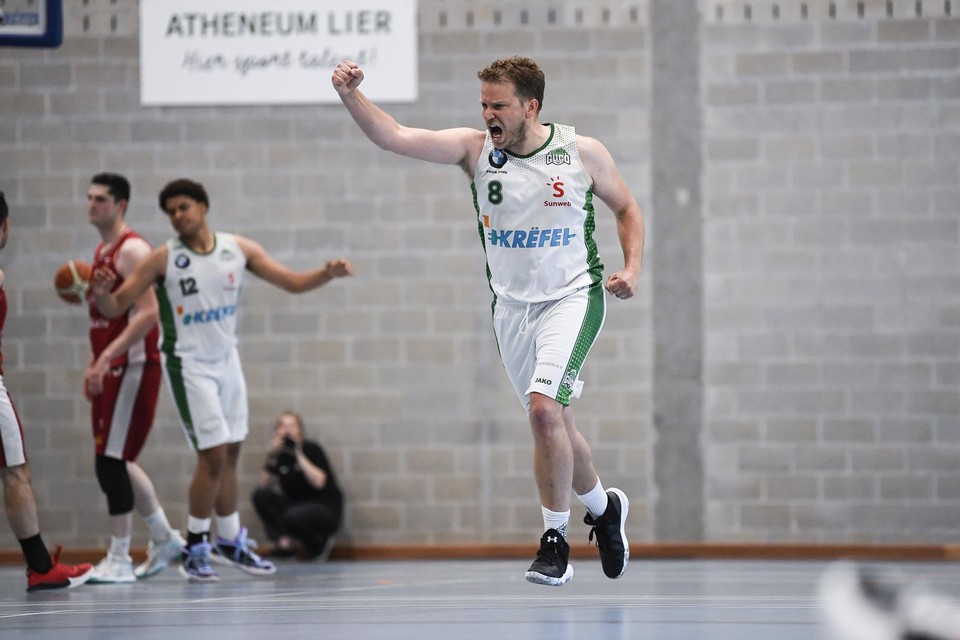Mathias Van den Bogaert viert een driepunter. Guco Lier flikte het gisteren gewoon nog een keer en staat zowaar in de finale.