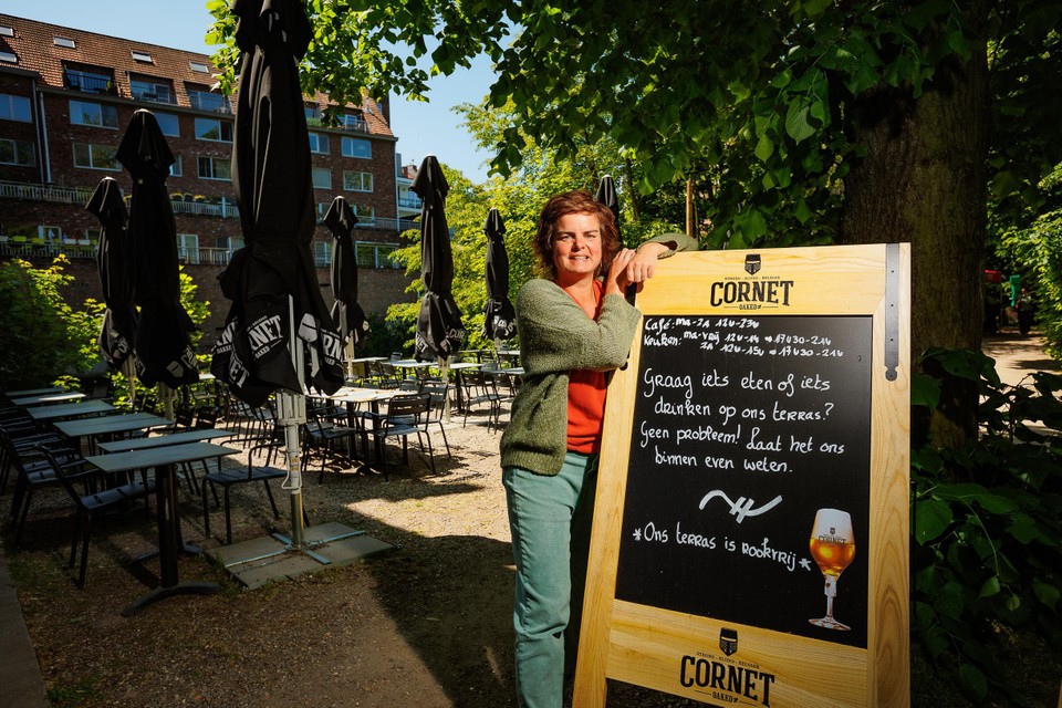“Ik vind het zelf heel vervelend als mensen naast je aan het roken zijn”, zegt Evie Maertens, een van de uitbaters van ViaVia.