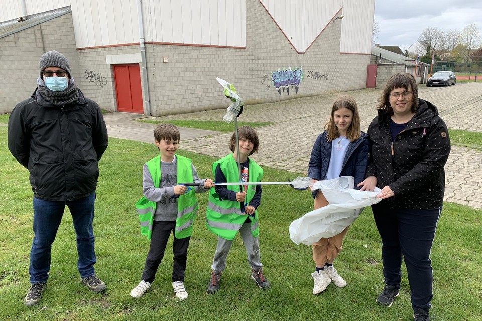 Meester Jan Blommaert, speelkameraden Torre en Karel ,Isolde en mama Jocelijn Geurts houden een kleine opruimactie aan de sporthal van Tisselt.