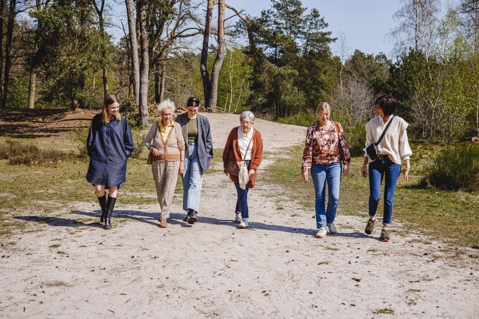 Noémi, Greet, Eva, Paula, Annelies en Els: drie generaties beste vriendinnen op stap in De Liereman.  