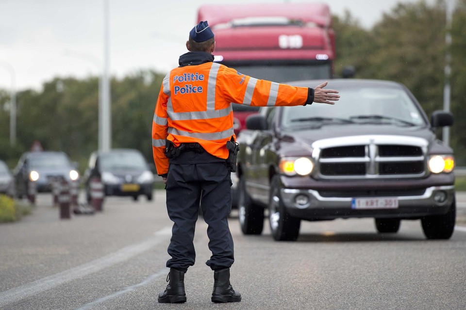 De controles aan de landsgrenzen zijn gestopt. Voortaan komt de politie terugkerende reizigers thuis controleren.