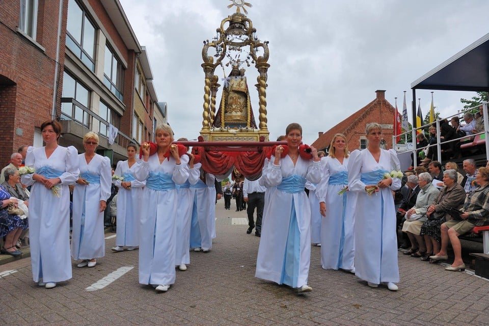 Het Mariabeeld gaat voortaan voorop in de ommegang, dat traditioneel gedragen wordt door acht vrouwen.