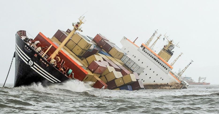 Het cargoschip MSC Chitra in augustus 2010 voor de kust van Mumbai.