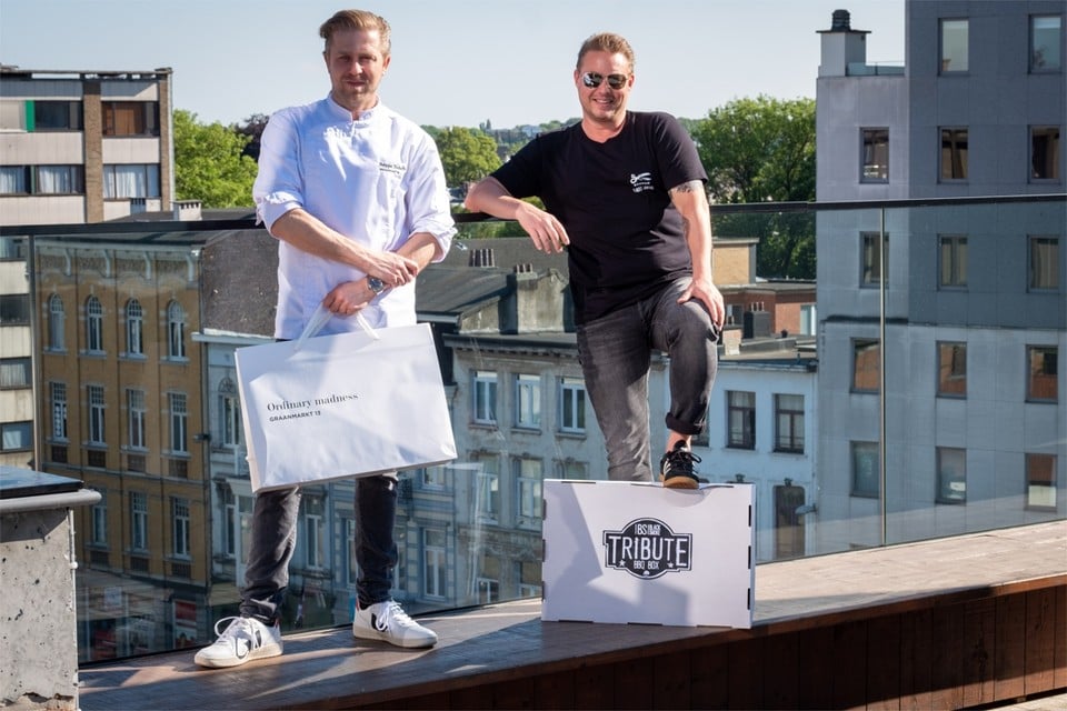 Seppe Nobels en Kasper Stuart op de rooftop van Black Smoke, elk met hun afhaalbox.