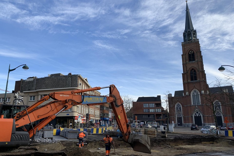 De aannemer is, in de schaduw van de kerk, gestart met de heraanleg van de Col. Silvertopstraat, die aansluit op de H. Spillemaeckersstraat, Markt, Windstraat en Groene Hofstraat.