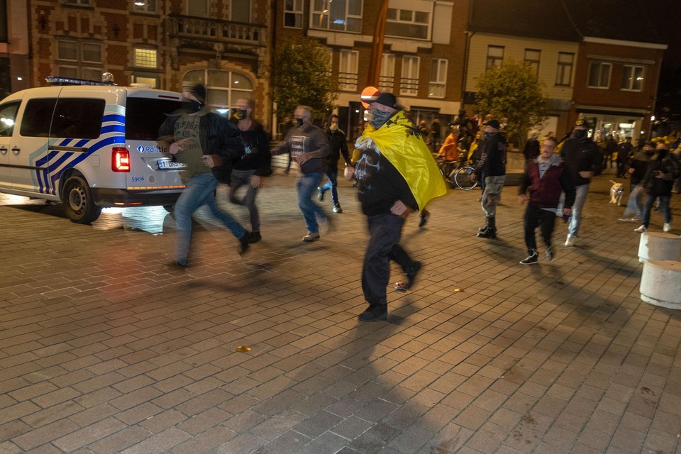 Het incident gebeurde vrijdagavond, toen meer dan driehonderd Vlaams- nationalisten samentroepten in het centrum van Puurs.