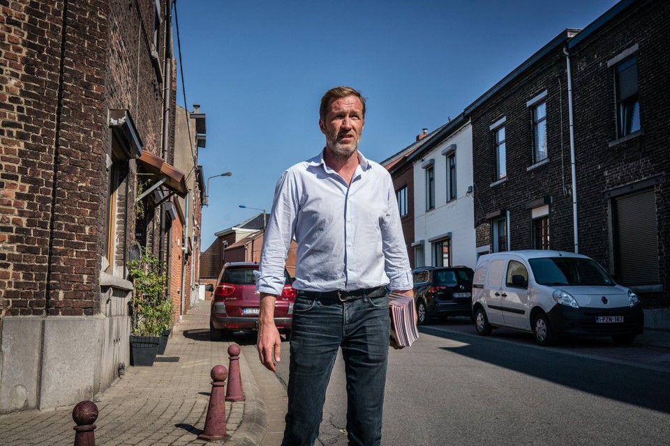 Paul Magnette in de straten van Charleroi.