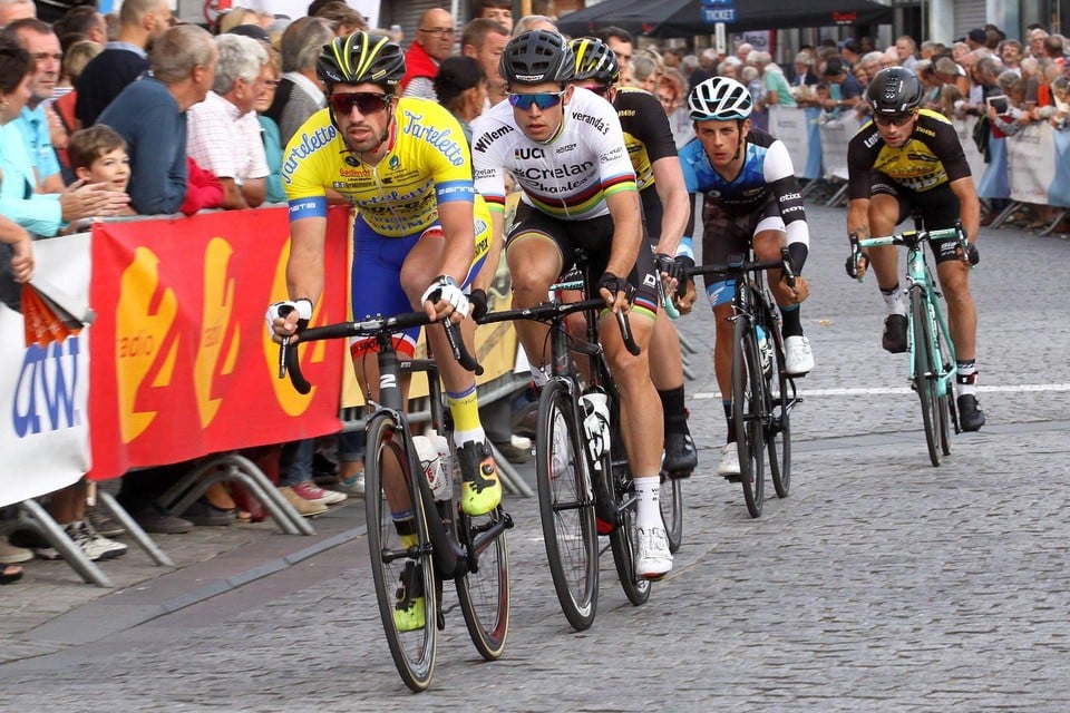 Wout Van Aert, nog in regenboogtrui en voor een andere ploeg, rijdt hier in tweede positie over de Herentalse kasseien bij een vorige editie van het na-Tourcriterium.