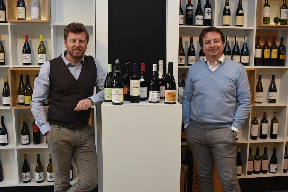 Johan Sterckx en Wim Vanleuven met de wijnen bij het menu. 