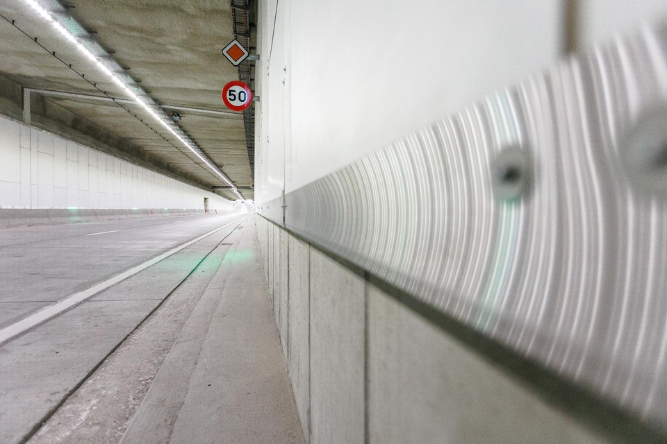 Er is geen contact mogelijk tussen de tunnel en het Vlaams Verkeerscentrum. Daardoor kan de tunnel voorlopig niet openen. 