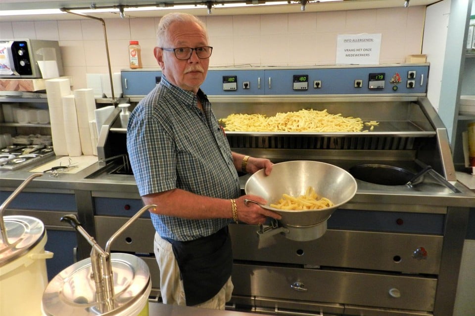 Mario Van Mechgelen bakt zeven dag per week frieten in snackbar Palux. 