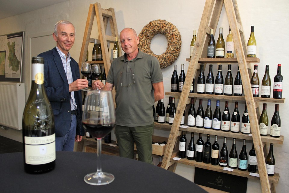 Guy Peeters en Willy Holsters klinken op hun wijnwinkel.