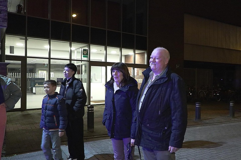 Hubert met zijn vrouw aan de brandweerkazerne.