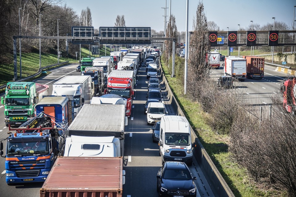 Op de Antwerpse Ring rijdt 5 à 10% van de vrachtwagens zonder een werkende katalysator rond. 