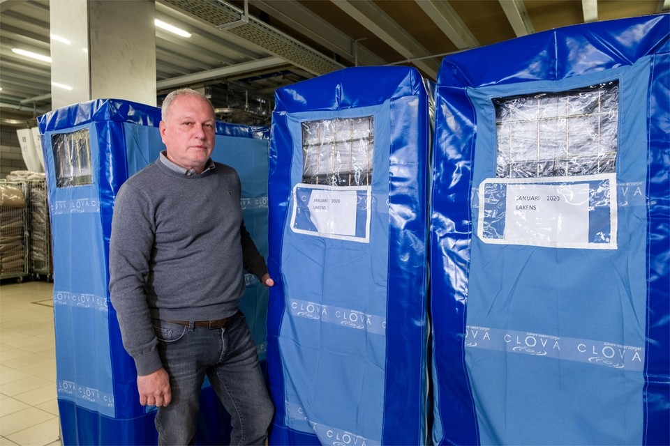 Dirk Peeters, directeur van de industriële wasserij Clova in Wommelgem, heeft vijf vacatures: “Er zijn nu meer patiënten in ziekenhuizen waardoor de lakens sneller moeten worden ververst.” 