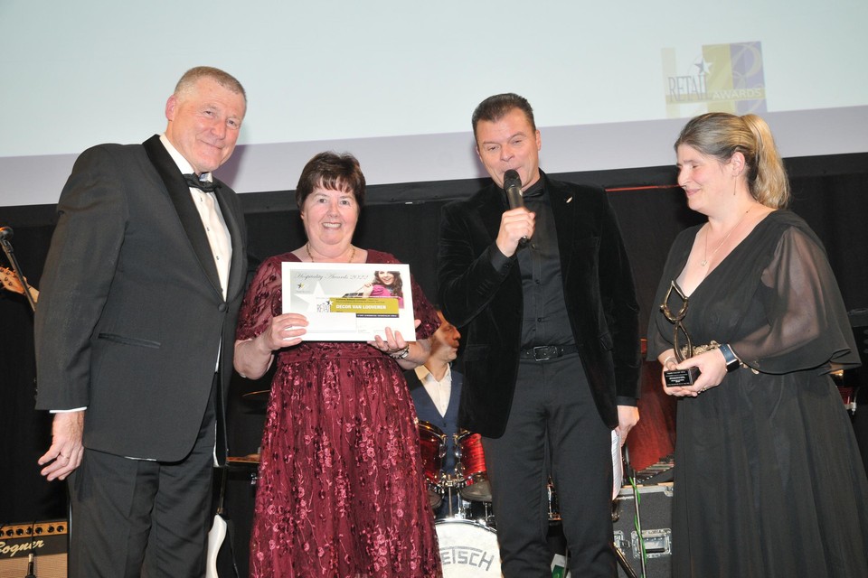 Inge Van Looveren (in het zwart) mag de Hospitality Award in ontvangst nemen. 