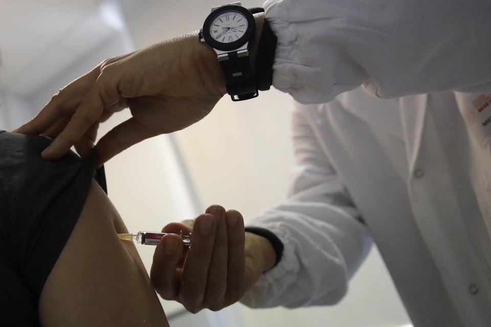 Wie niet gevaccineerd is, moet vanaf maandag een negatieve test kunnen voorleggen die niet ouder is dan 48 uur. En dat elke keer wanneer die persoon naar een bijeenkomst of zelfs maar een café wil.