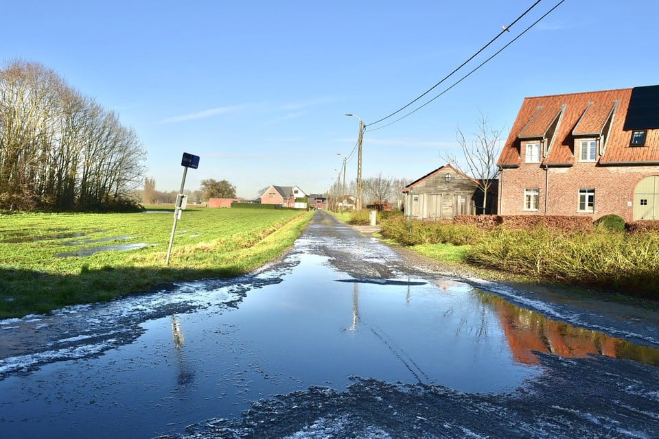 Bij hevige regenbuien hinderen grote waterplassen weggebruikers op het kruispunt van de Oude Tisseltbaan met de Grote Heide. 