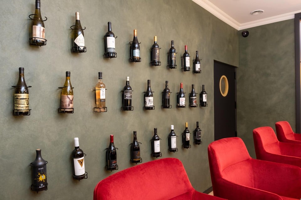 Zelfs aan de muur hangen flessen wijn, als decoratief element. 