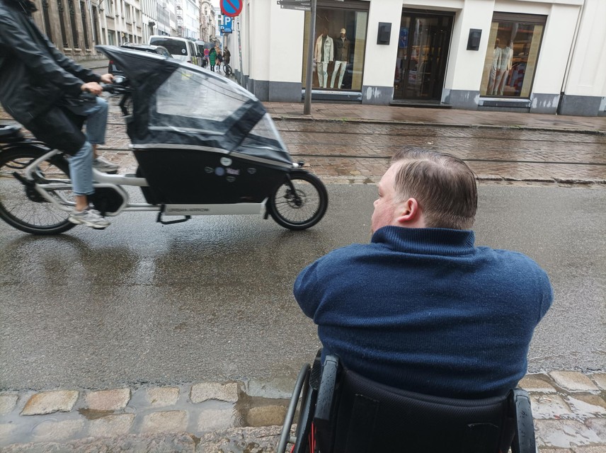 De authentieke kasseien maken het niet gemakkelijk voor rolstoelgebruikers.