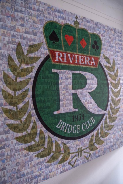 Het logo van de in 1954 gestichte bridgeclub Riviera in Deurne. 