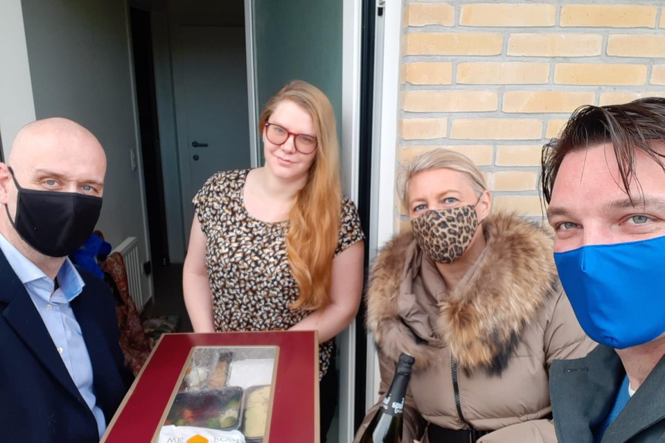 Sammy, Amanda, onafhankelijk schepen Cindy Van Paesschen en VB- raadslid Wouter Bollansée met een feestmaalbox.