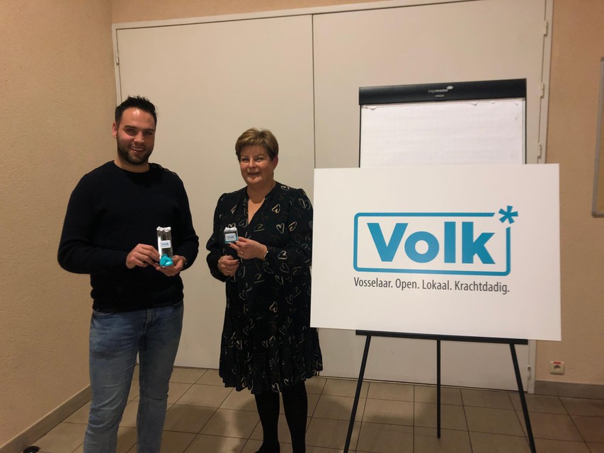 Burgemeester Gilles Bultinck en schepen Inge Van Goubergen presenteren suikerbonen voor hun nieuwe partij VOLK in Vosselaar.