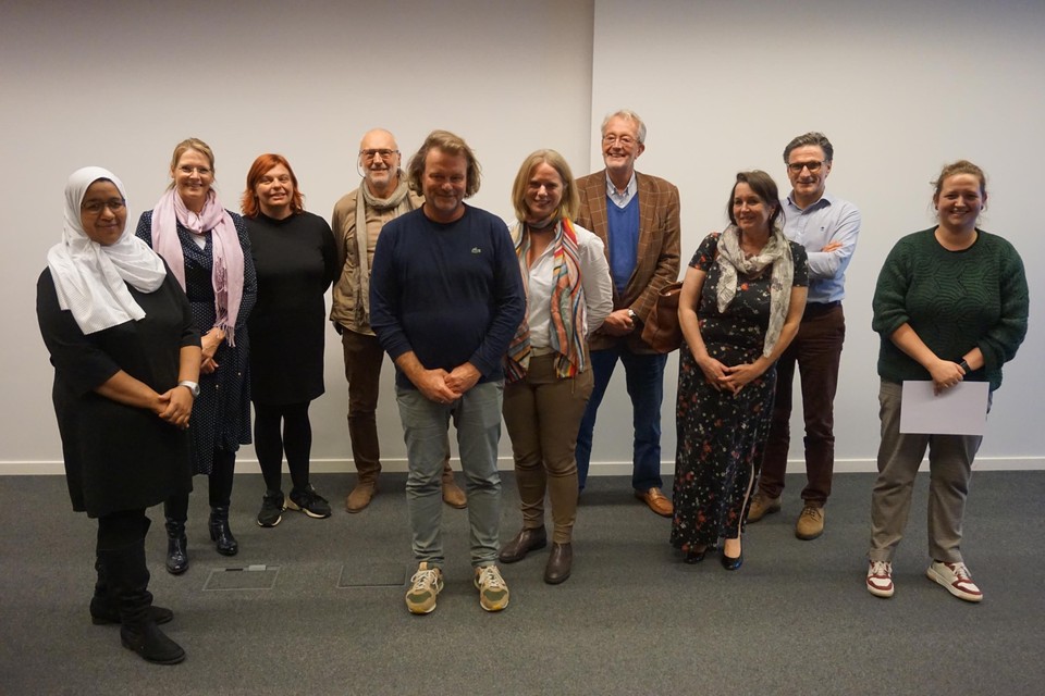 Schepen Jan Van Otten is trots op zijn burenbemiddelaars Hayet, Annemarie, coördinator Ine, Jakke, Hilde, Jef, Carine, Carl en Roxanne.